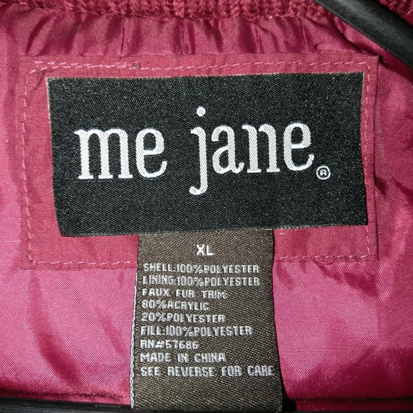 Red hooded vest - Picture 2 of 5